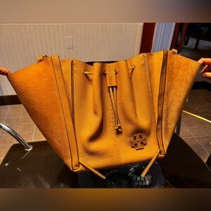 TORY BURCH MCGRAW OVERSIZED DRAGONFLY BAG IN TAN